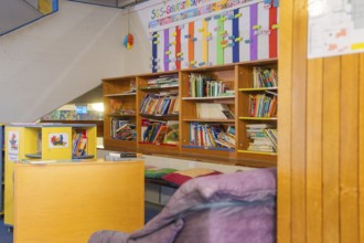 Child-friendly library with colorful posters, shelves and pillows, Schlehengäu Grund Schule