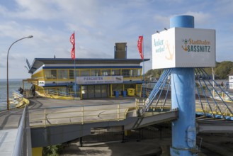 Piergarten am Stadthafen, pillar with sign Stadthafen Sassnitz, Sassnitz, Rügen, island, Baltic