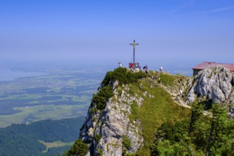 Bergsteiger am summit cross, am Hochfelln, Bergen, Chiemgau, Upper Bavaria, Bavaria, Germany