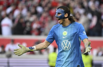 Kamil Grabara VfL Wolfsburg (01) with carbon mask, disappointed gesture gesture Bundesliga