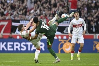 Football ballet, duel, action Moritz Jenz VfL Wolfsburg (15) against Ermedin Demirovic VfB