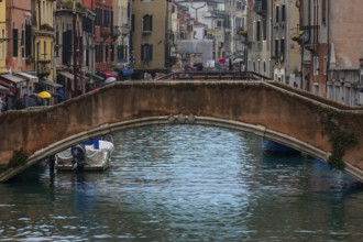 Residential buildings on the canal with bridge in the old town, Venice, Ventien, Italy