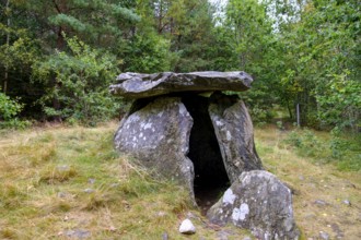 Hill grave, dolmen, Hägadösen, Lunneslätt Ganggrift, Bohuslän, Orust, Sweden