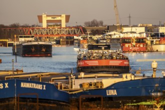 Inland vessels, in the port canal in the port of Ruhrpott, have left the Meiderich canal lock, from