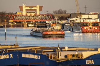 Inland vessels, in the port canal in the port of Ruhrpott, have left the Meiderich canal lock, from