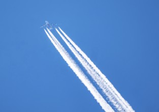 Aircraft, with contrails, Emirates Airbus A380, four-engine