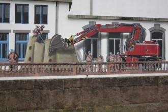 Mural Baubau von Jaune 2020, alleyway art, graffiti, balustrade, dump truck, construction site