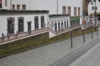 Mural Baubau von Jaune 2020, alleyway art, graffiti, balustrade, construction workers climbing at