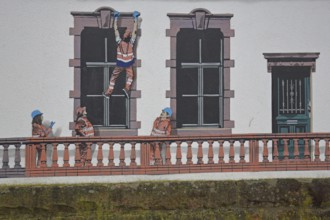 Mural construction by Jaune 2020, alleyway art, graffiti, construction workers climbing at the