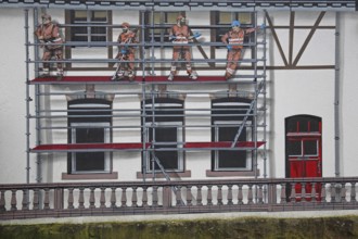 Mural construction by Jaune 2020, alleyway art, graffiti, construction workers on scaffolding,