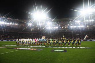 Line-up of teams, teams, in front of the start of the game, VfB Stuttgart, Celtic Glasgow FC,