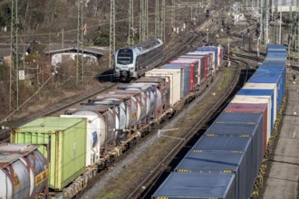 Local trains on the line, container trains in the freight yard, so-called installation tracks in