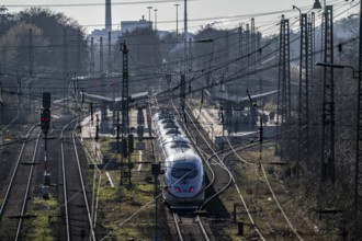 Regionalbahnhof Duisburg-Rheinhausen, ICE from Duisburg Central Station, passing west, North