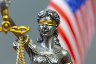 Close-up of a Justitia in front of the flag of the USA (symbolic image)