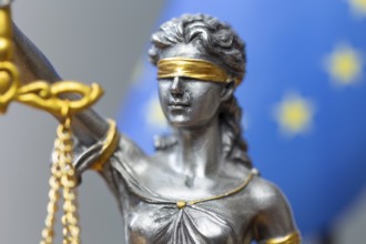 Close-up of a Justitia in front of the flag of the European Union (symbolic image)