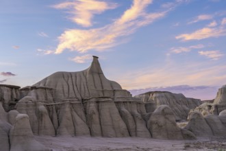 Striking hoodoos and delicate layered formations dominate the landscape of Bisti/De-Na-Zin