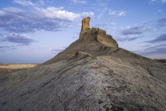 This image captures a striking rock formation in the deserts of Utah, USA, highlighted by a dynamic