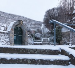 Spitzhaustreppe und Gates zum vineyard Goldener Wagen im Schnee, Oberlössnitz, Radebeul, Saxony,
