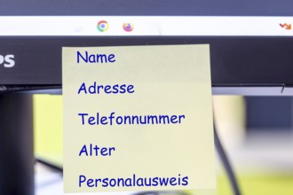 Symbolic image: notepad on the screen with (digitally added) details such as name, address, etc