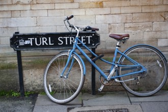 Oxford, England, UK. February 2nd, 2020 Oxford University life, A blue bicycle locked on Turl