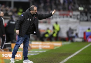Coach Coach Frank Schmidt 1. FC Heidenheim 1846 FCH on the sidelines gesture gesture soccer
