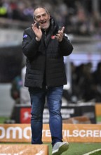 Coach coach Frank Schmidt 1. FC Heidenheim 1846 FCH on the sidelines gesture gesture claps hands