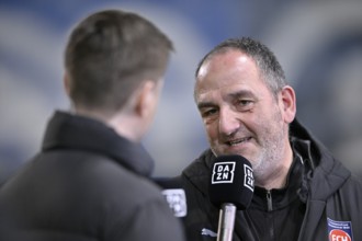 Coach coach Frank Schmidt 1. FC Heidenheim 1846 FCH portrait in interview microphone micro logo