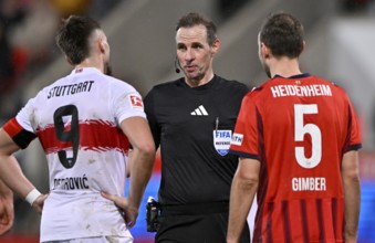 Referee Sascha Stegemann in discussion with Ermedin Demirovic VfB Stuttgart (09) Benedikt Gimber 1.