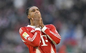 Michael Olise FC Bayern Munich FCB (17) disappointed Portrait Gesture Gesture Rain, Football