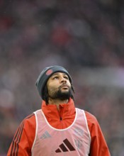 Warm-up Training Serge Gnabry FC Bayern Munich FCB (07) portrait Looking up Rain, Football