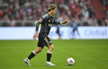 Ritsu Doan Eintracht Frankfurt SGE (20) Action on the ball Rain, Football Bundesliga, Allianz