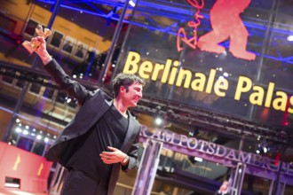 Ilker Çatak poses with the Golden Bear as director of the film Arctia flavia (Yellow Letters) for