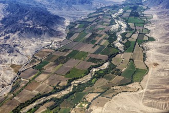 Green agricultural land and a river in the midst of a barren desert landscape, the desert landscape