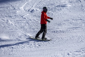 Oberjoch, Bavaria: Experienced snowboarder on red slopes