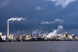 Chempark Krefeld-Uerdingen, around 40 companies are located in the chemical park on the Rhine,