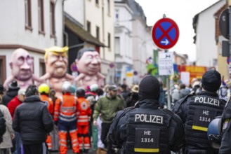 A large police force ensures safety on the Klaa Paris carnival parade in the Heddernheim district