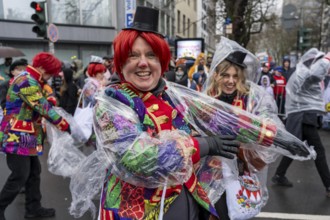 Rose Monday procession in Düsseldorf, parade participants, foot groups, make themselves rainproof,
