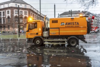 Sweeping on Rose Monday in Düsseldorf, the municipal utilities clean up after the train, confetti,