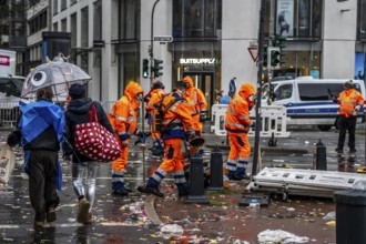 Sweep on Rose Monday in Düsseldorf, the municipal utilities clean up after the train, confetti,