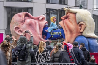 Rose Monday procession in Düsseldorf, theme car of wagon maker Jacques Tilly, Putin and Trump eat