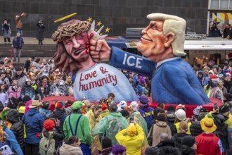 Rose Monday procession in Düsseldorf, theme car by wagon manufacturer Jacques Tilly, theme US
