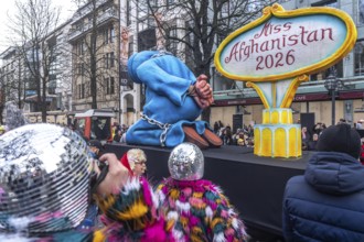 Rose Monday procession in Düsseldorf, theme car by wagon manufacturer Jacques Tilly, theme woman's