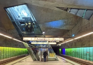 Rathaus Süd light rail station with glazed inclined lift, column-free subway station with a folding