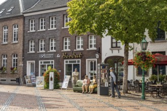 Aunt Käthe & Fräulein Sofie sculpture on the market in Straelen, North Rhine-Westphalia, Germany