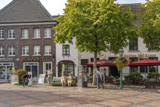 Kafffee Crown and the sculpture Aunt Käthe & Fräulein Sofie on the market in Straelen, North