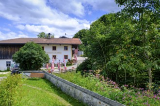 Historischer Mesnerwirt, Kirche St. Johann, Vogling bei Siegsdorf, Chiemgau, Upper Bavaria,