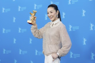 Michelle Yeoh with the Golden Bear at the photo call at the Hyatt Hotel Berlin on 13.02.2026. The