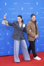 Michelle Yeoh and Sean Baker in front of the premiere of the film Everything Everywhere All At Once
