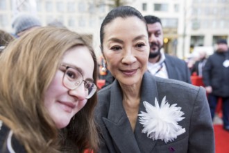 Michelle Yeoh has herself photographed with fans in front of the premiere of the film Everything