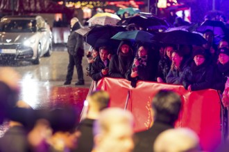 Fans in the rain with umbrellas at the opening of the Berlinale at the Theater am Potsdamer Platz